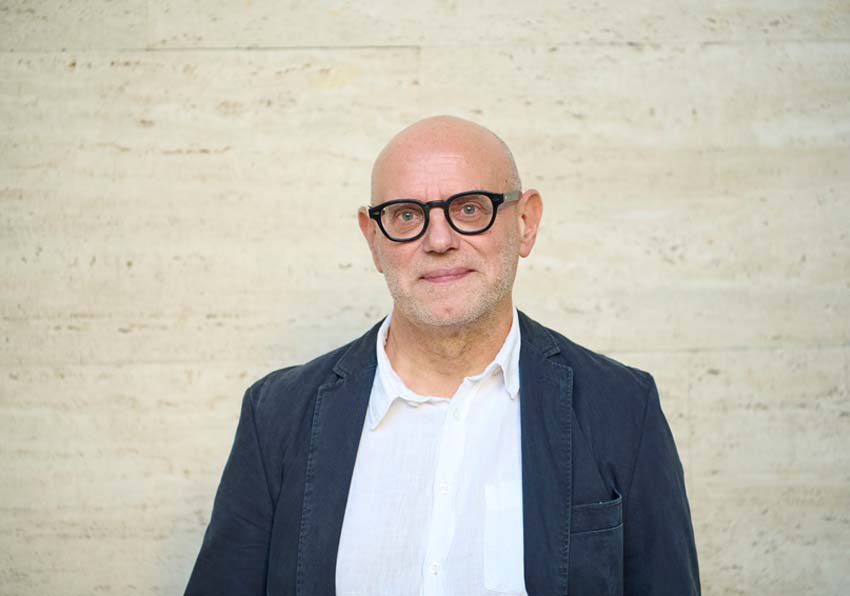 Photo of Enzo Traverso and a hand with wounds